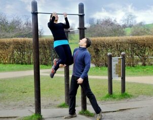Instalación de barras para ejercicio orientado a jóvenes, en parques o zonas peatonales