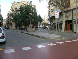 Reurbanització amb plataforma de l'accés per plaça Artós a l'eix comercial de Major de Sarrià 