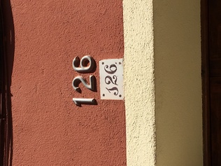 Plaques històriques de numeració de les cases