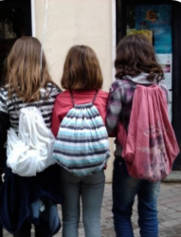Campanyes de sensibilització i recollida de roba als centres educatius