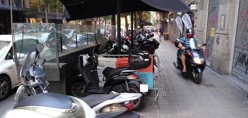 Retirada de motos aparcades a les voreres