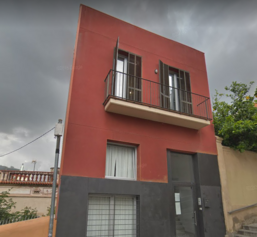 Casa vermella noucentista d'interès pel seu valor patrimonial a Baixada de Briz, 9